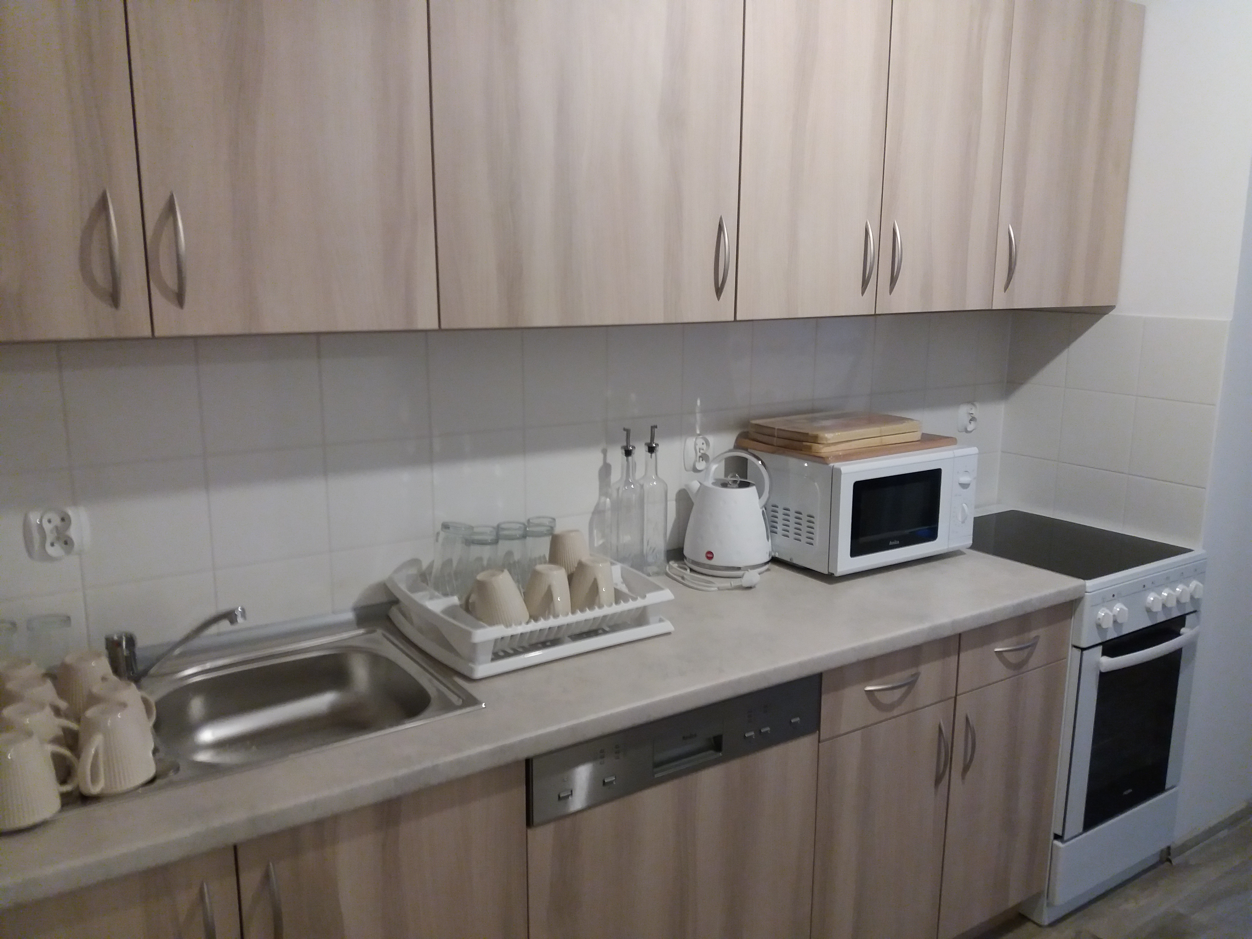 Pomieszczenie kuchenne z meblami.