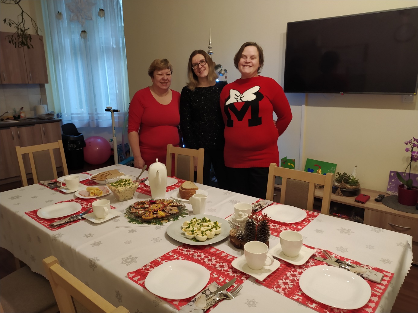 Kolorowo udekorowane pierniki na talerzu