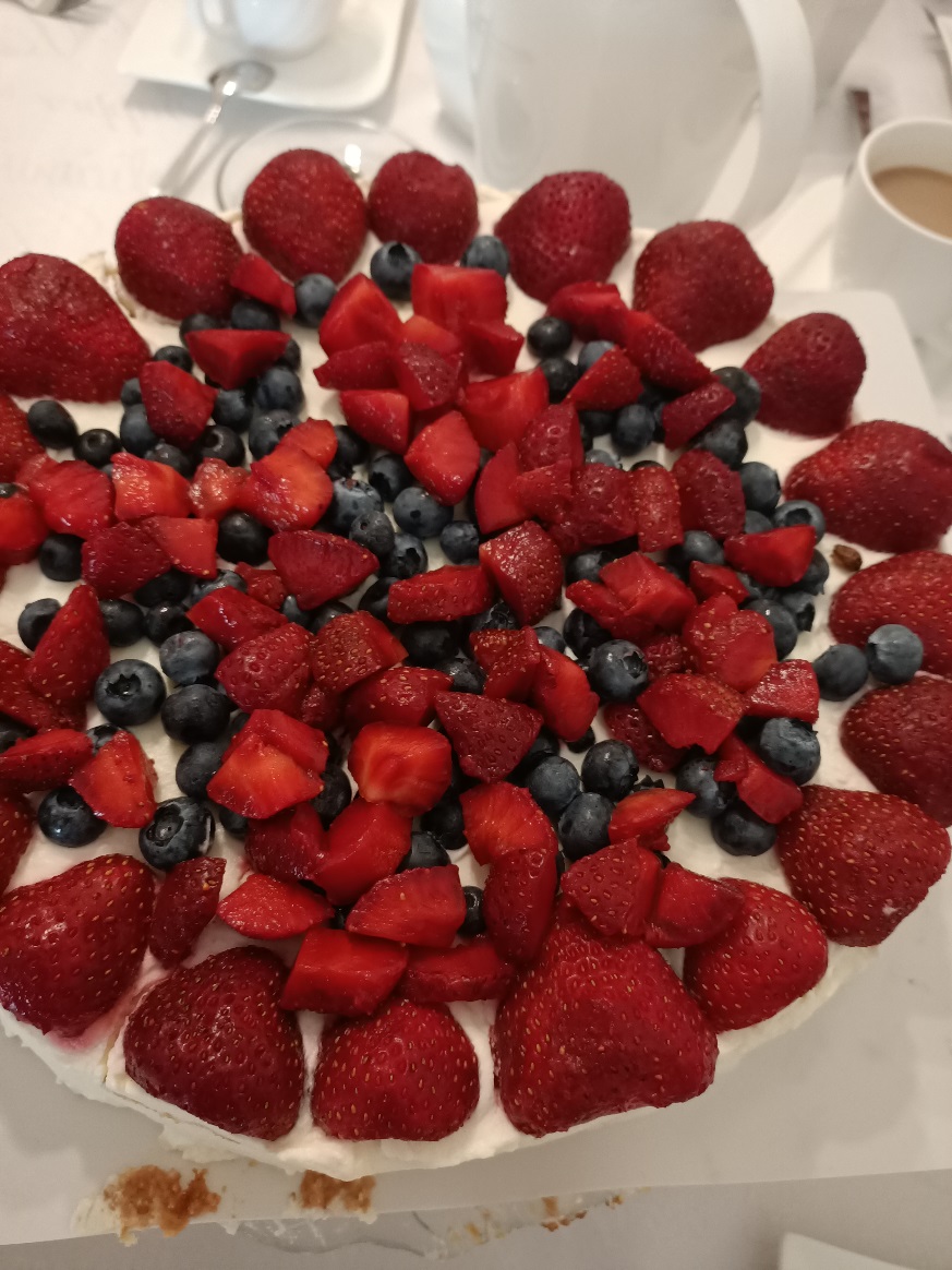 Tort z truskawkami i borówkami.