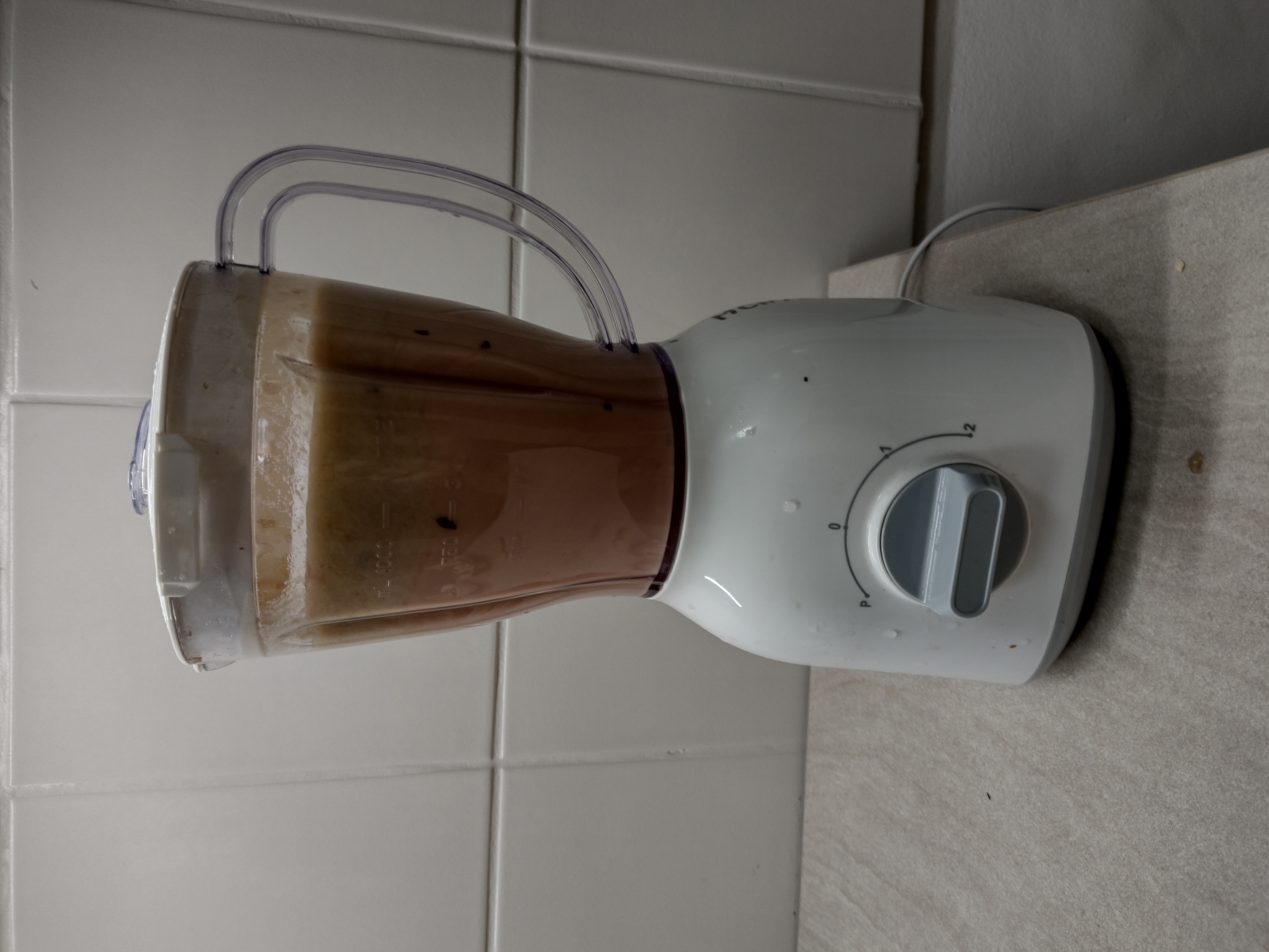 Blender z koktajlem w środku.