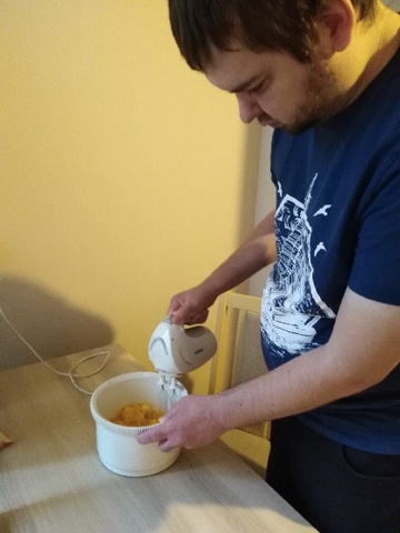 Mężczyzna ubija jajka mikserem.