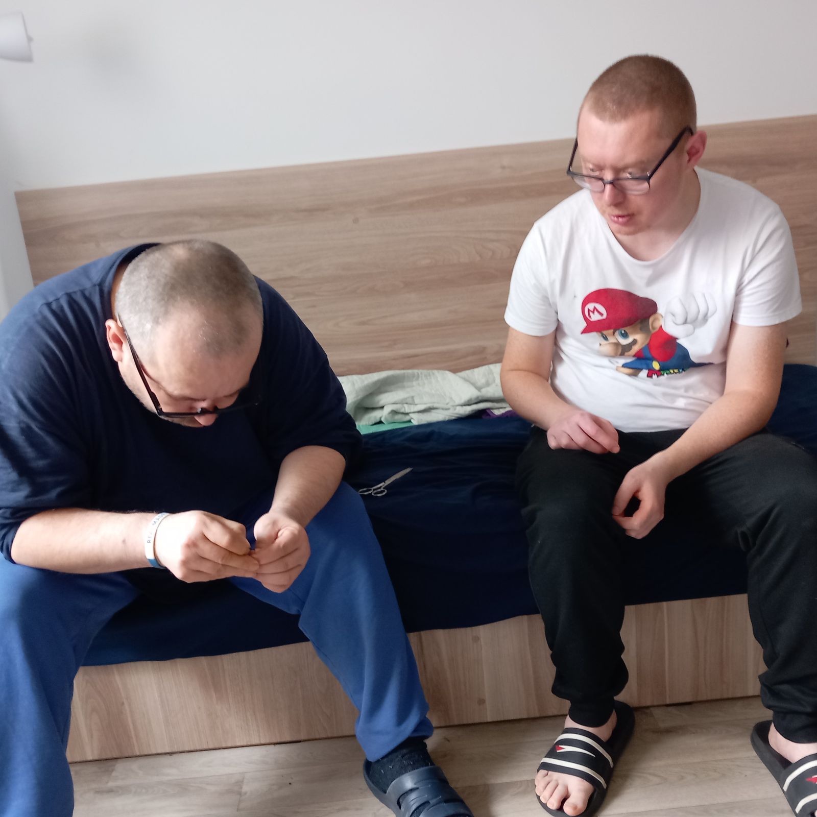 Mężczyźni siedzą.