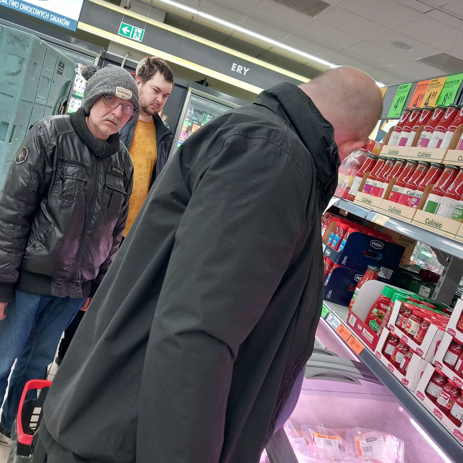 Uczestnicy w sklepie.