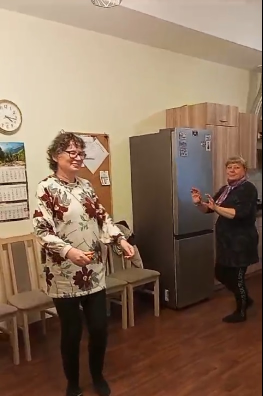 Osoby ćwiczą .