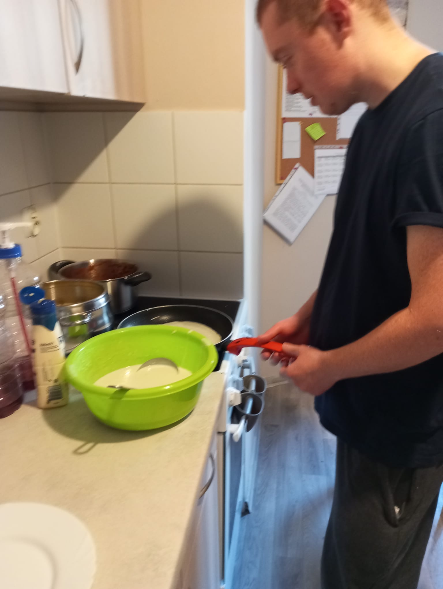 Mężczyzna przygotowuje posiłek.