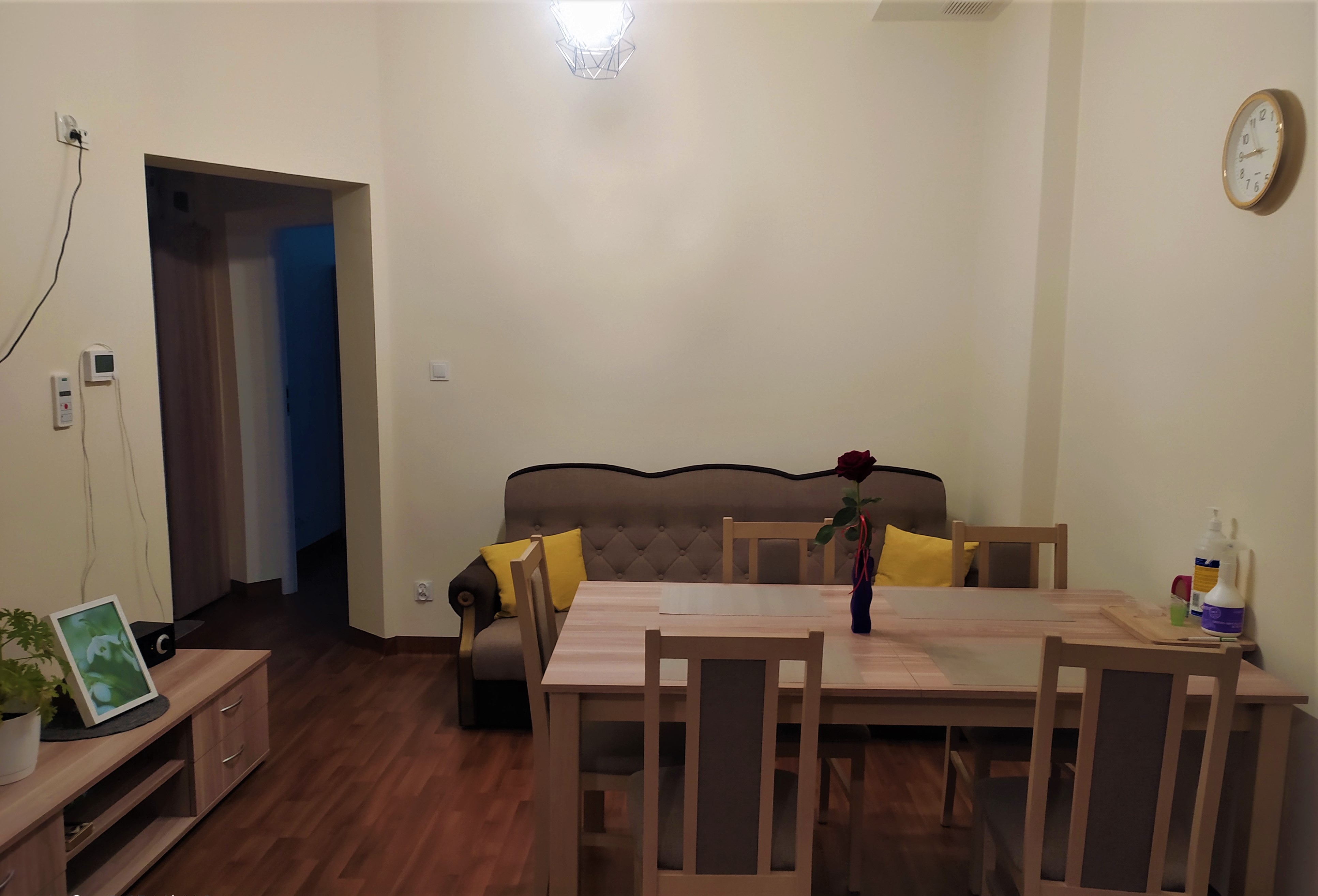 Pokój dzienny z meblami.