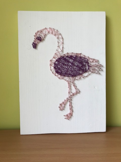 Flaming zrobiony na desce stylem String art.