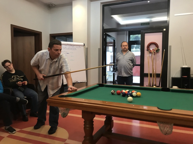 Stół bilardowy z bilami, trzech graczy .