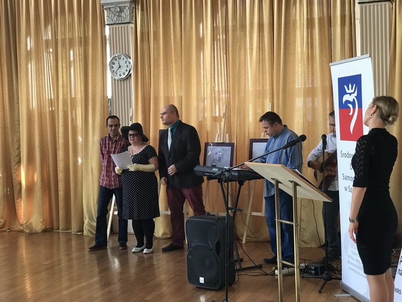 Aula szkoły, zespół muzyczny i trzech solistów, baner Środowiskowego Domu Samopomocy, konferansjerka