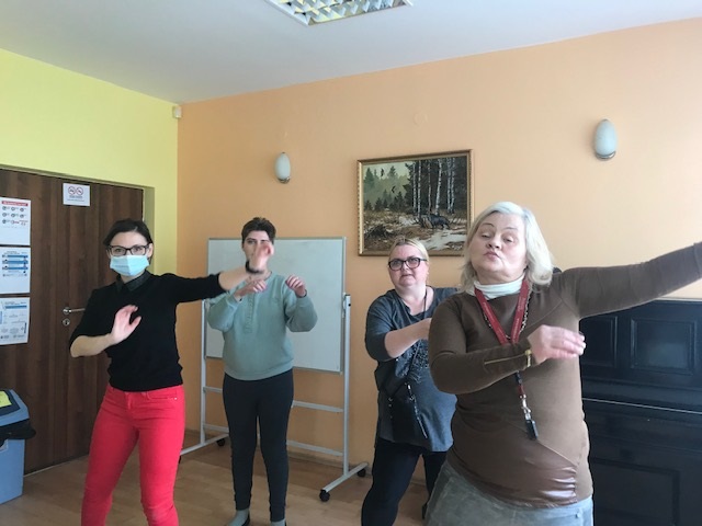 Cztery tańczące kobiety przygotowujące się do konkursu.