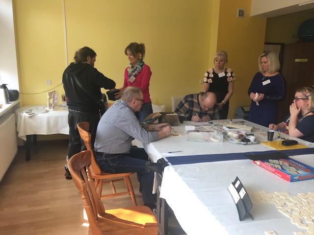 Uczestnicy w obecności komisji głosują wrzucając głosy do urny.