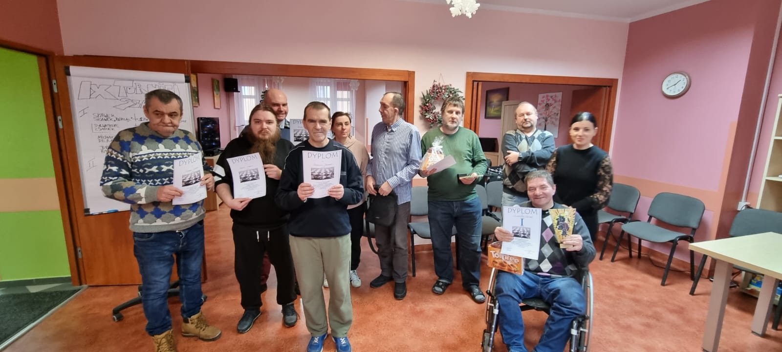 Uczestnicy zawodów z dyplomami.