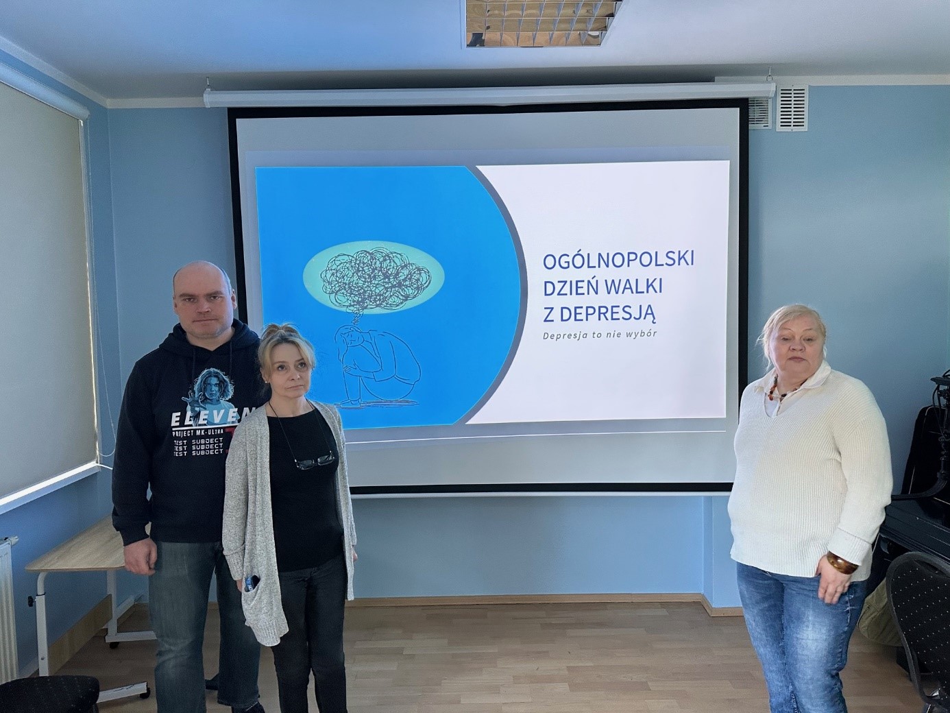 Grupa kobiet i mężczyzn pozuje do zdjęcia. 