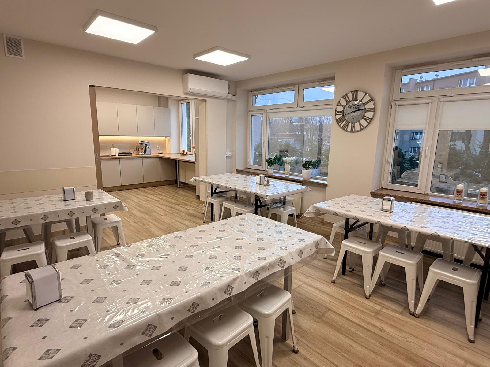 Pomieszczenie kuchenne z meblami i sprzętem agd.