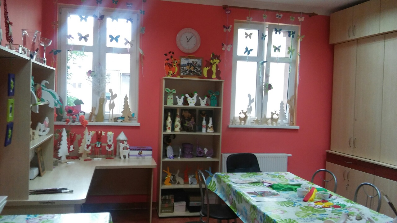 Pracownia plastyczna z regałami oraz dekoracjami z drewna