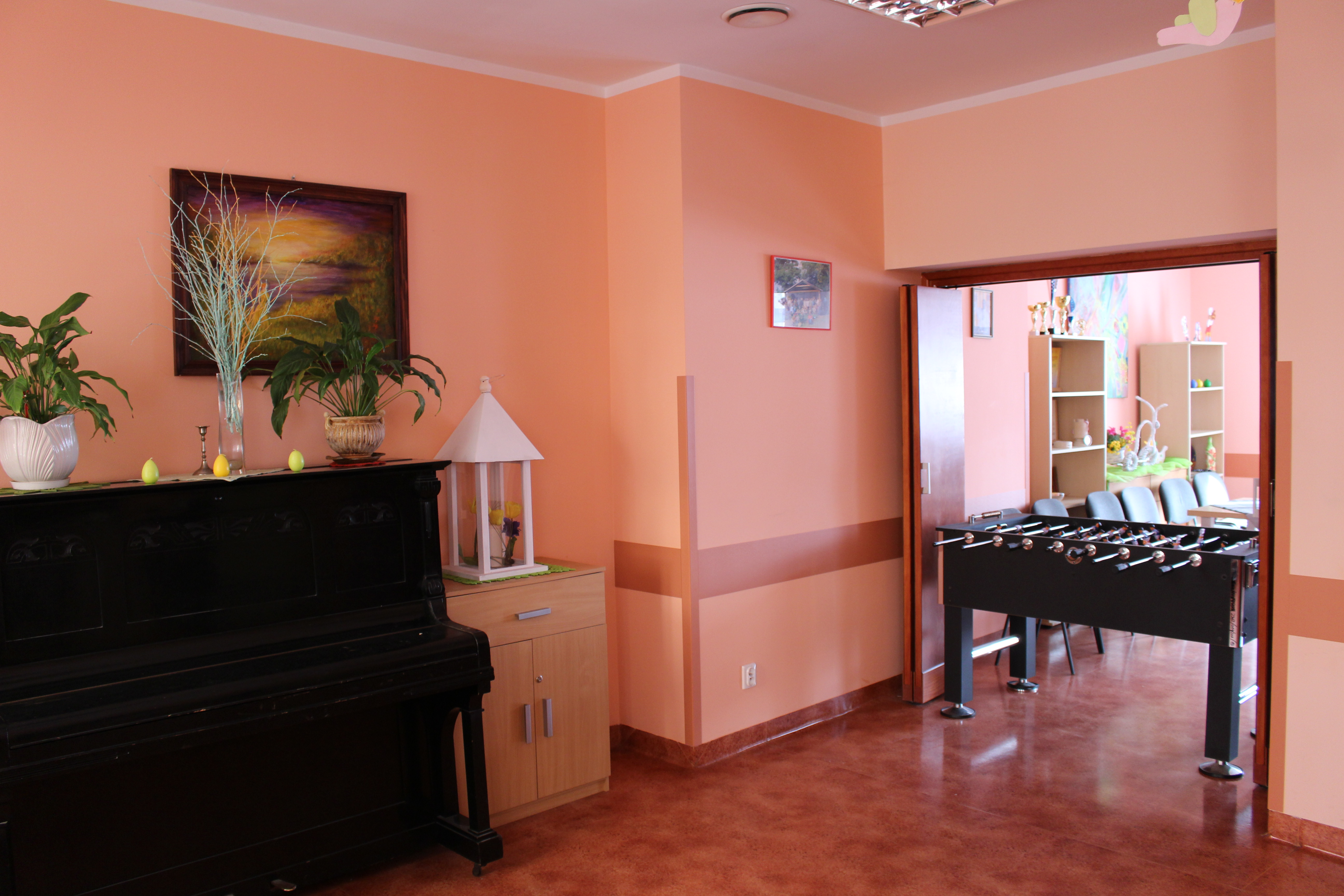 Sala z pianinem oraz grą w piłkarzyki