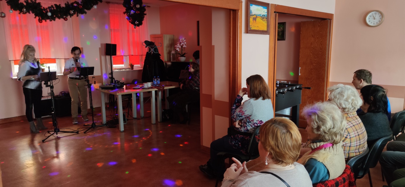 Zespól muzyczny sto za instrumentami klawiszowymi.