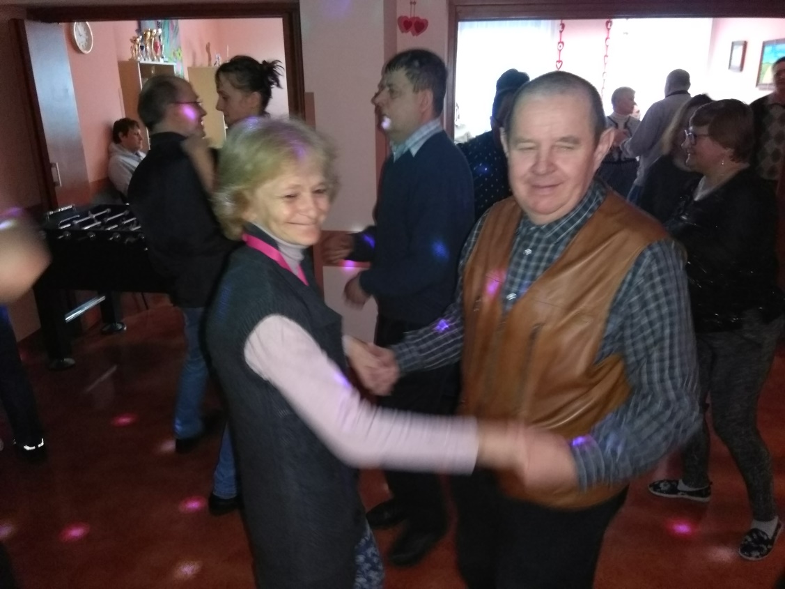 Kobieta tańczy z mężczyzną.