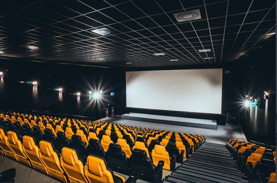 sala kinowa z fotelami.