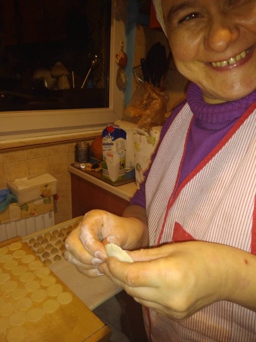 Kobieta lepi pieroga.