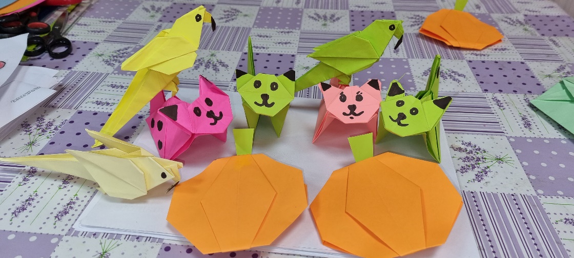 Prace z kolorowego papieru origami.