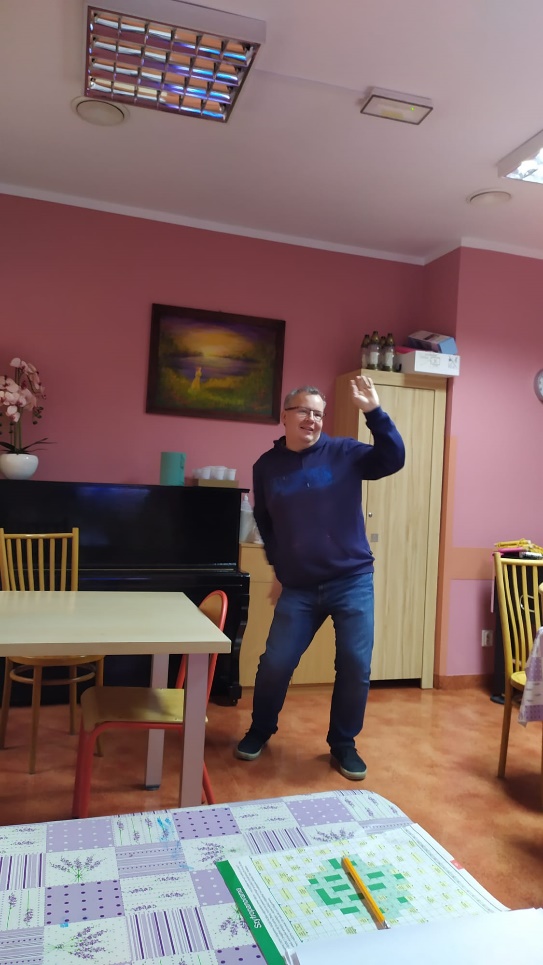 Mężczyzna ćwiczy układ taneczny.
