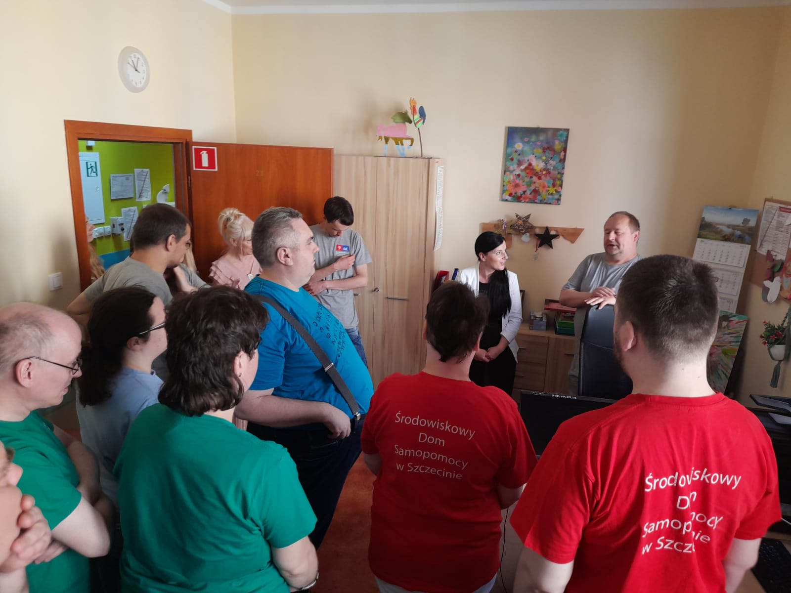 Grupa osób przy komputerach.