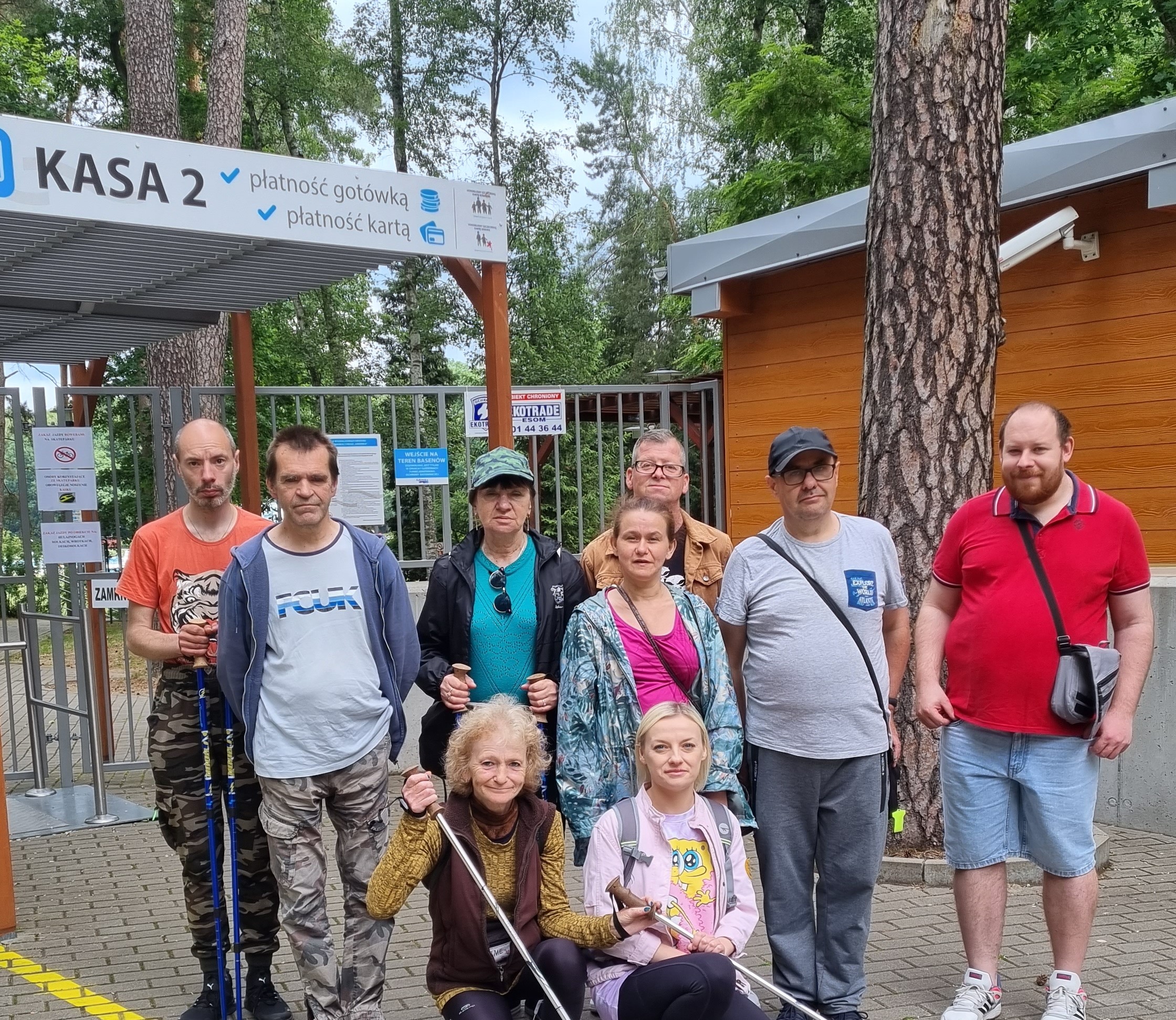 Grupa osób stoi przed wejściem na kompielisko Arkonka.