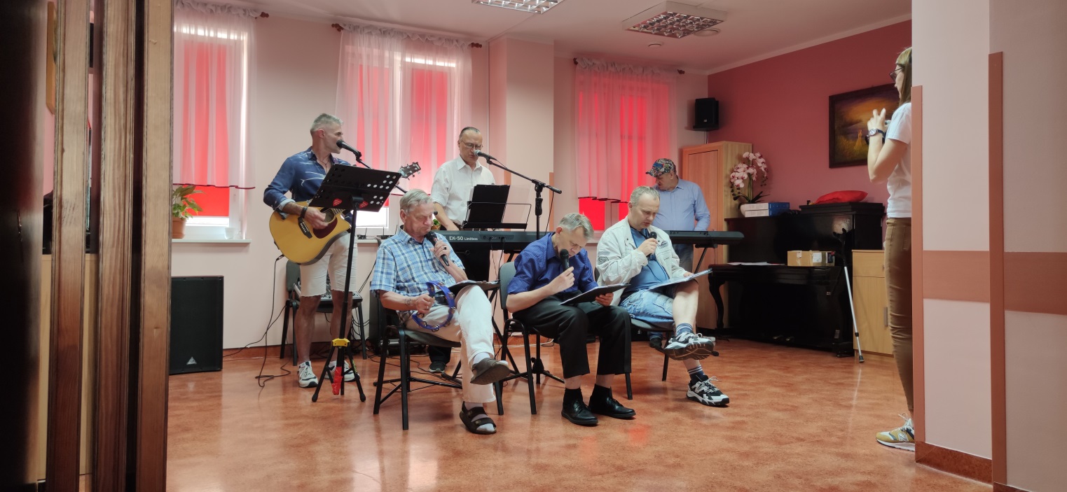 Grupa osób z instumentami.