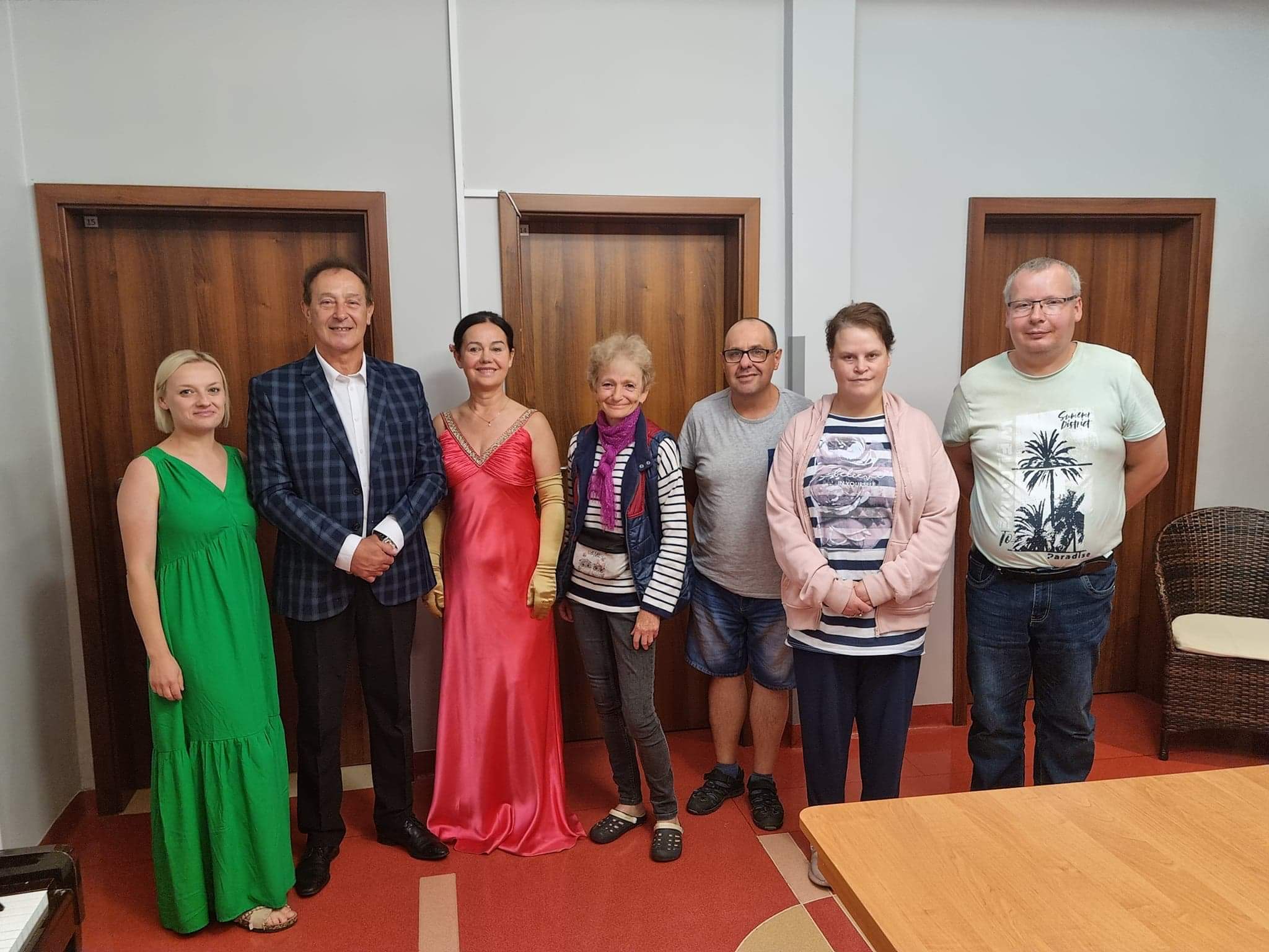 Grupa osób , dwie kobiety w sukniach do ziemi.
