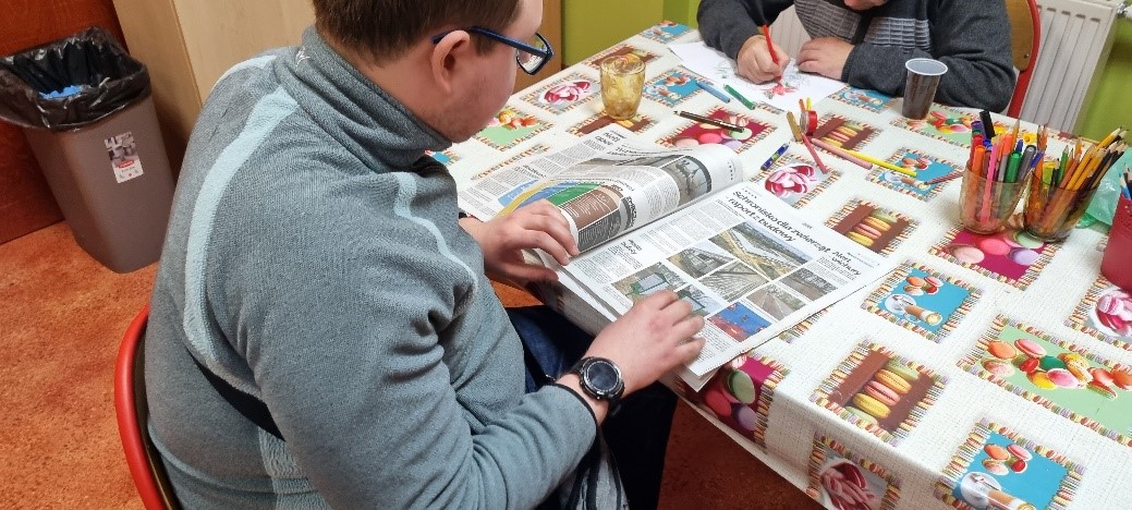 Dwóch mężczyzn siedzących przy stole.