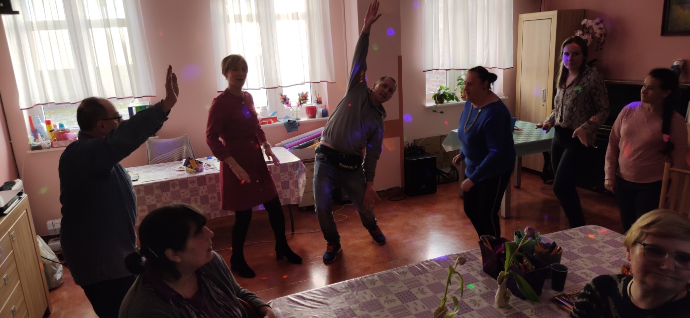 Grupa osób tańczy.