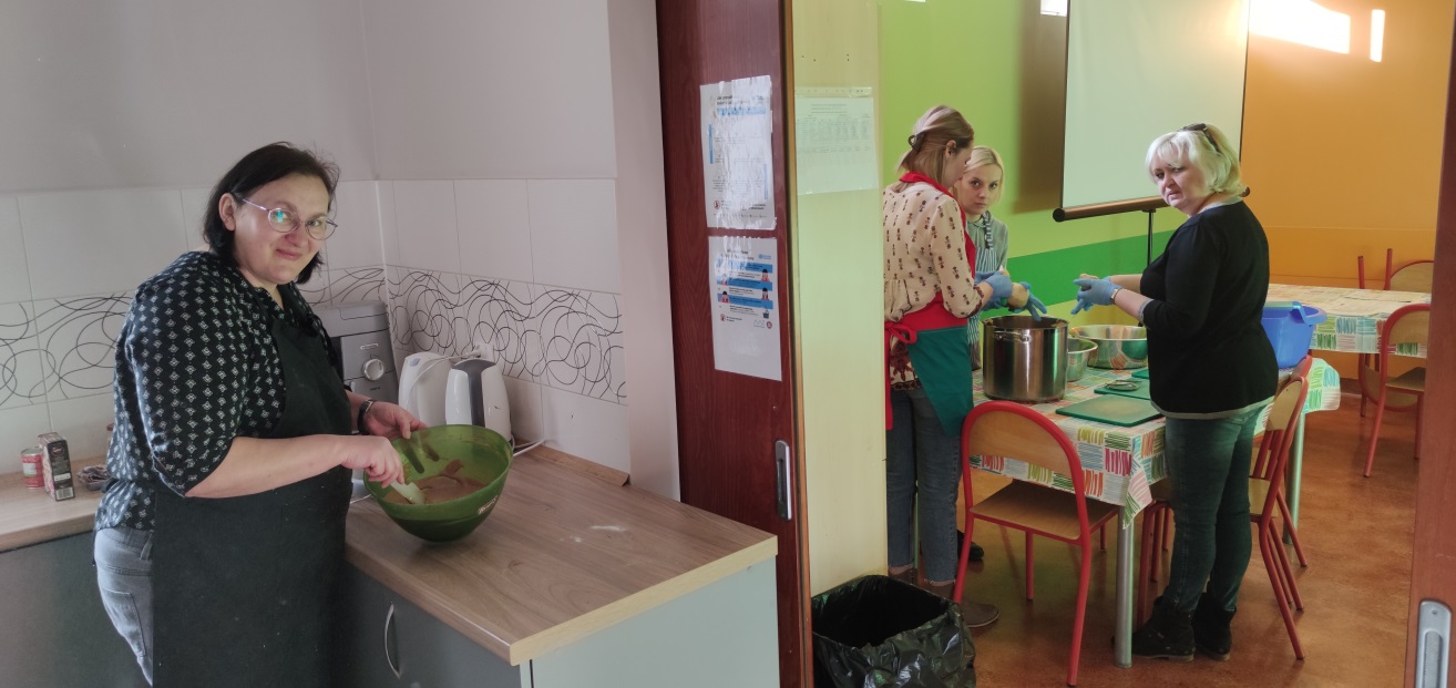 Grupa kobiet przygotowuje ciasto.