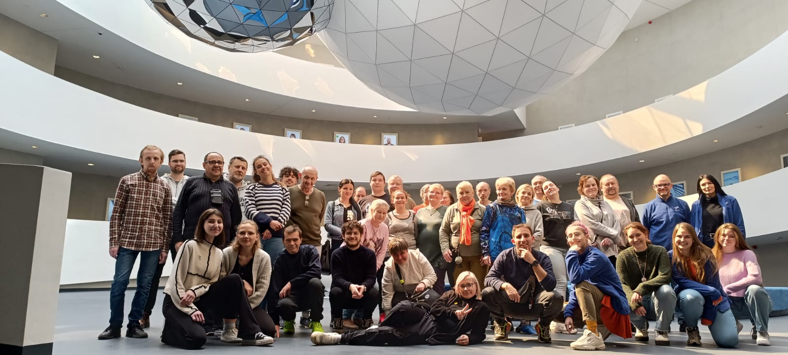 Grupa osób pozuje do wspólnego zdjęcia na środku Fabryki Wody.