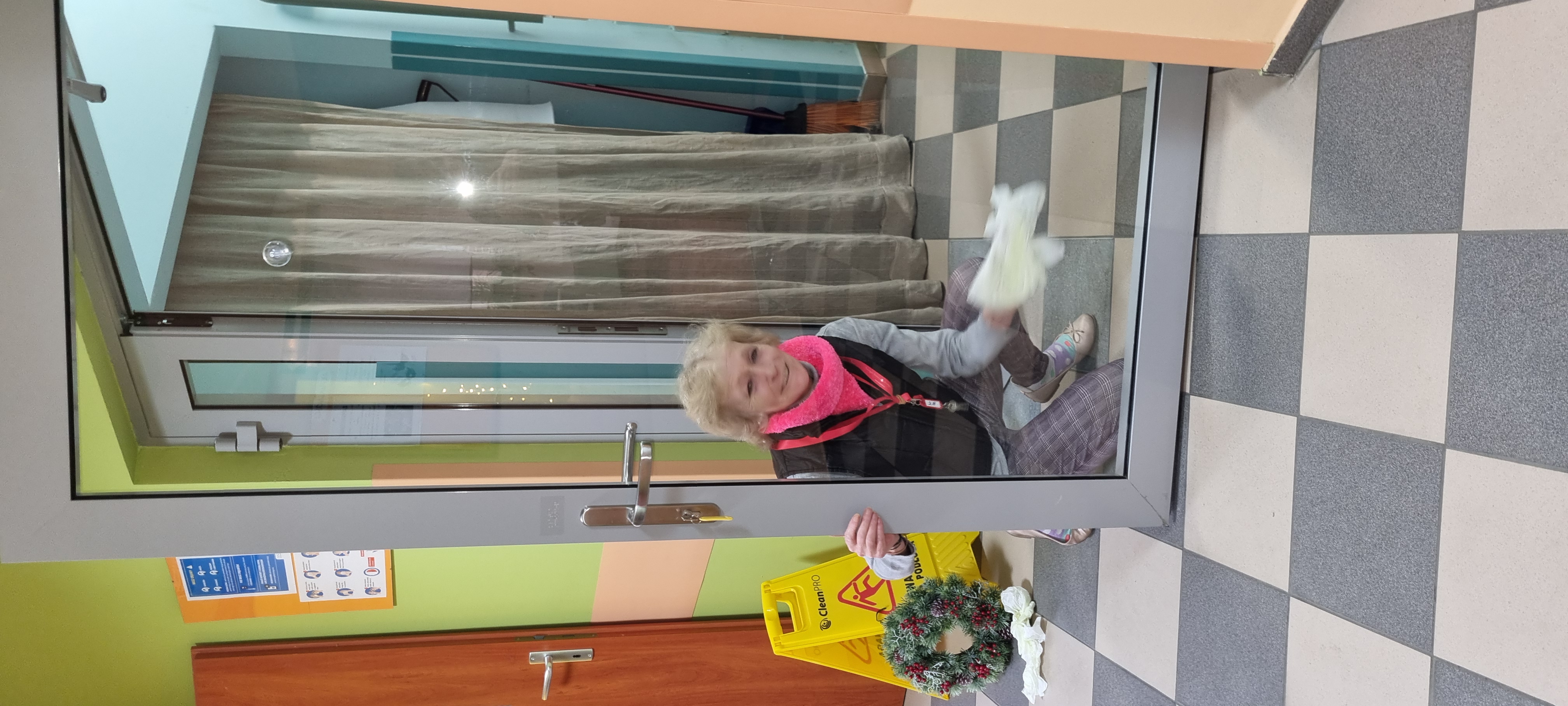 Kobieta sprząta pomieszczenie.