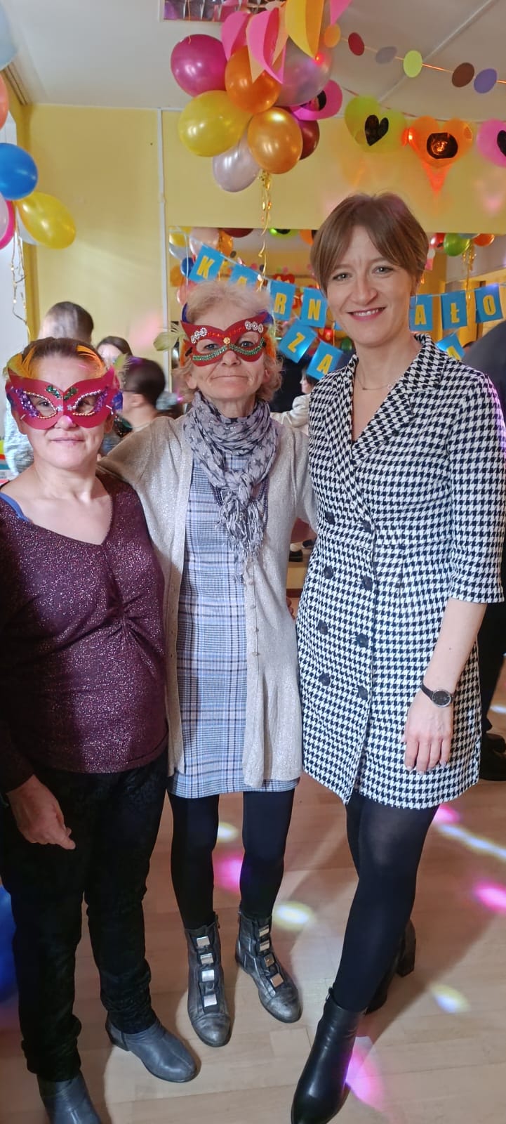 Trzy kobiety w maskach.