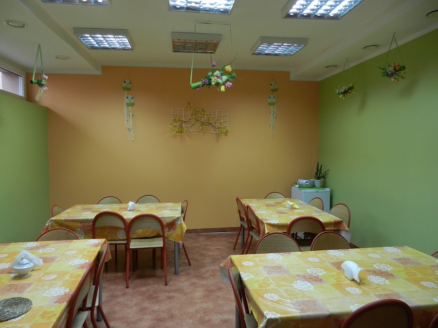 Jadalnia z krzesłami i stołami