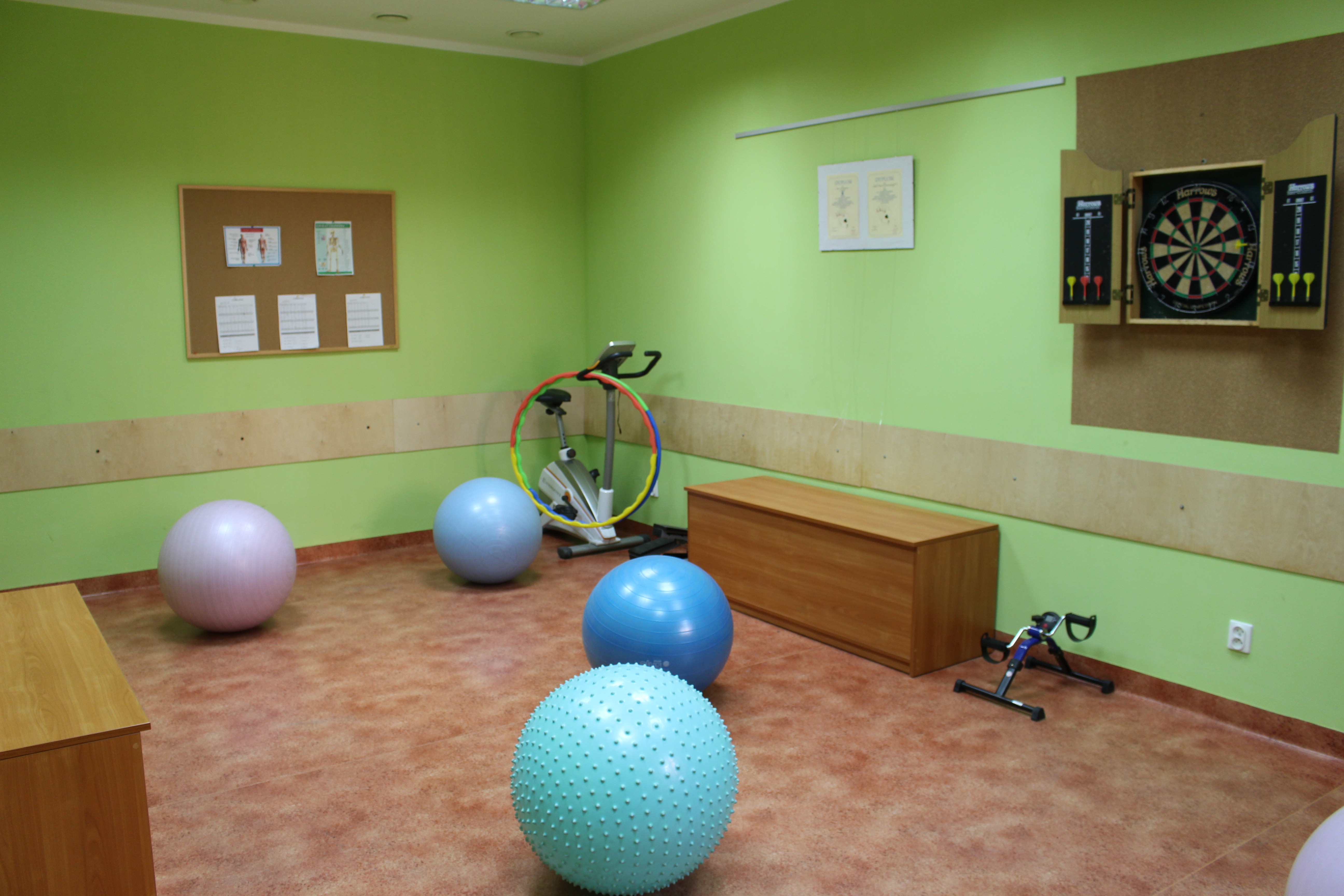 Sala gimnastyczna z czterema dużymi piłkami do gimnastyki