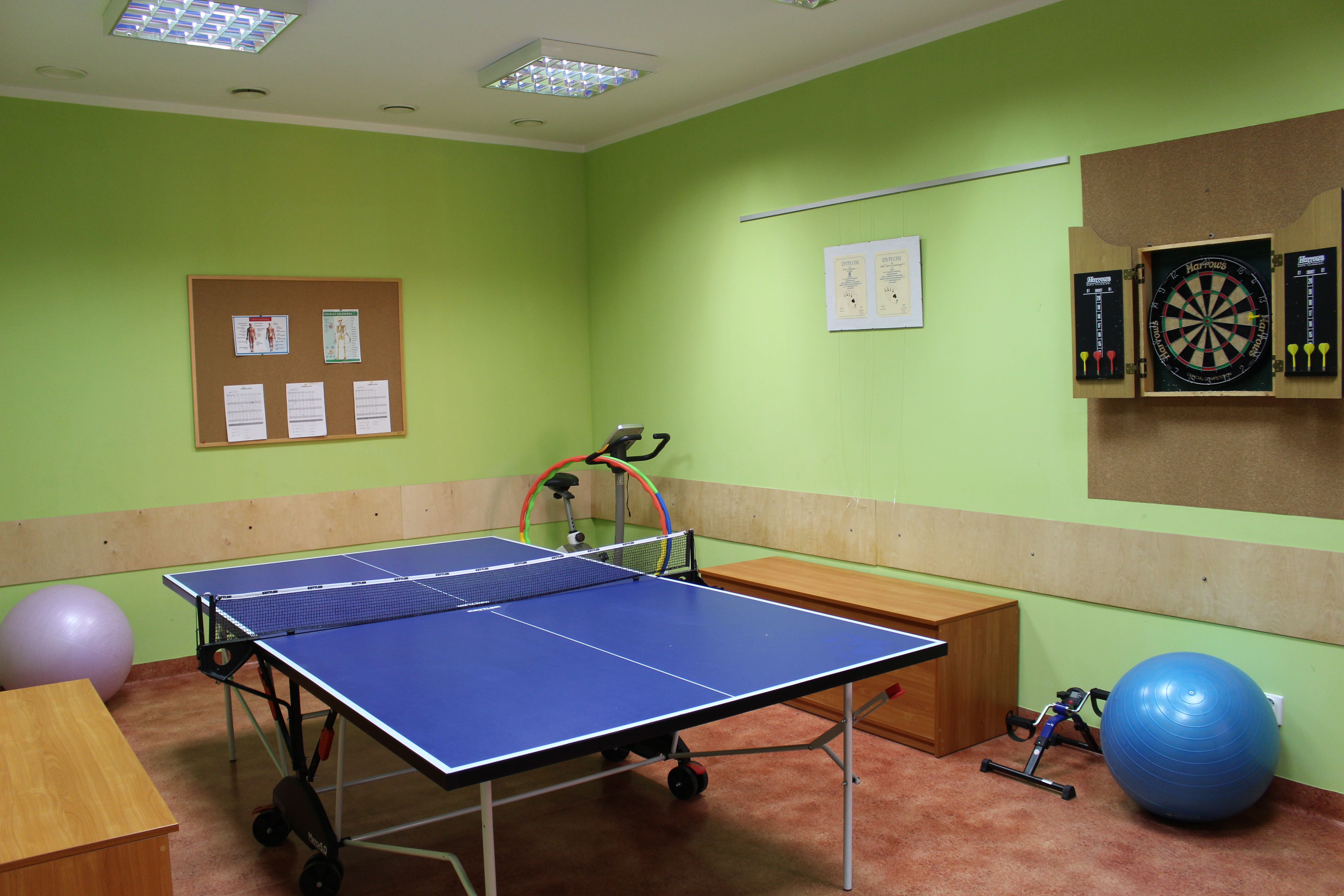 Sala gimnastyczna ze stołem do ping ponga.