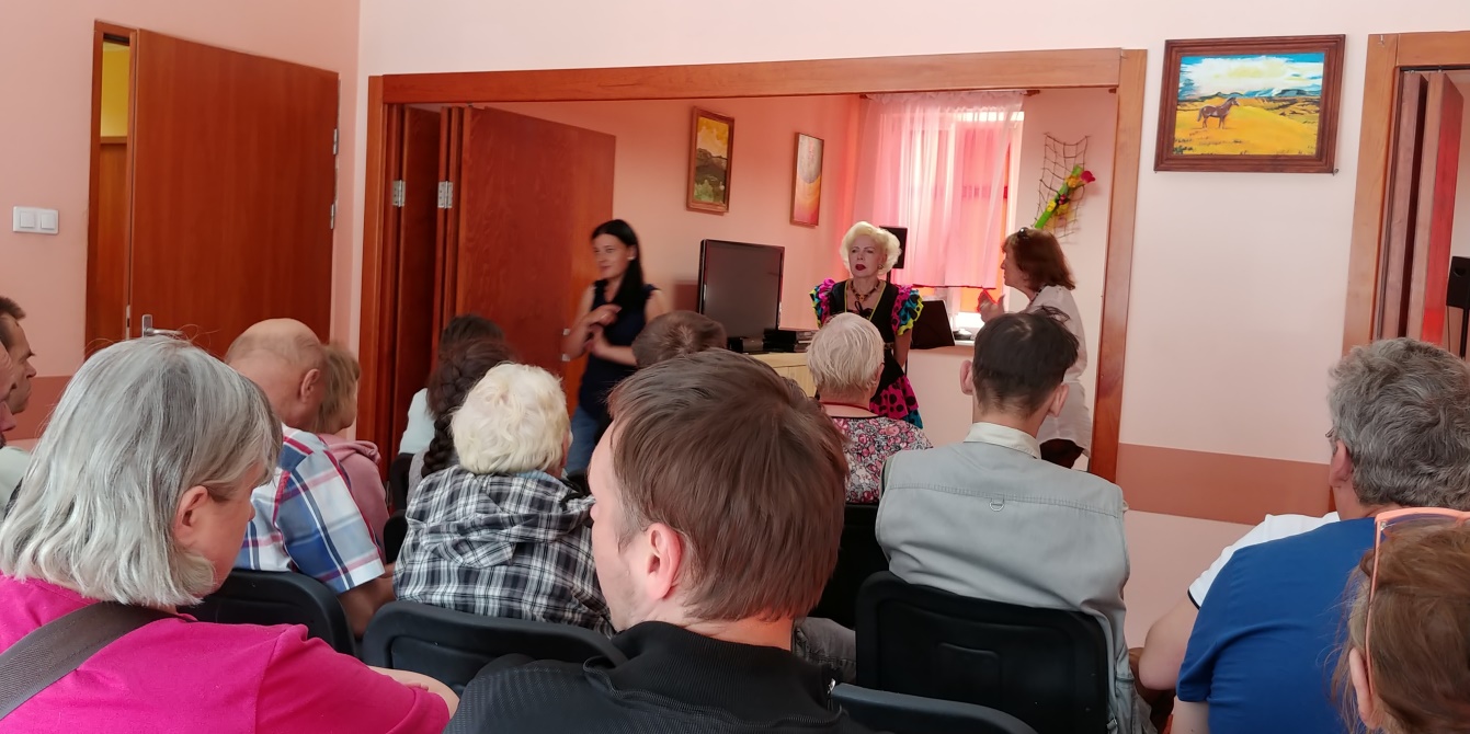 Kobieta stoi przed widownią.