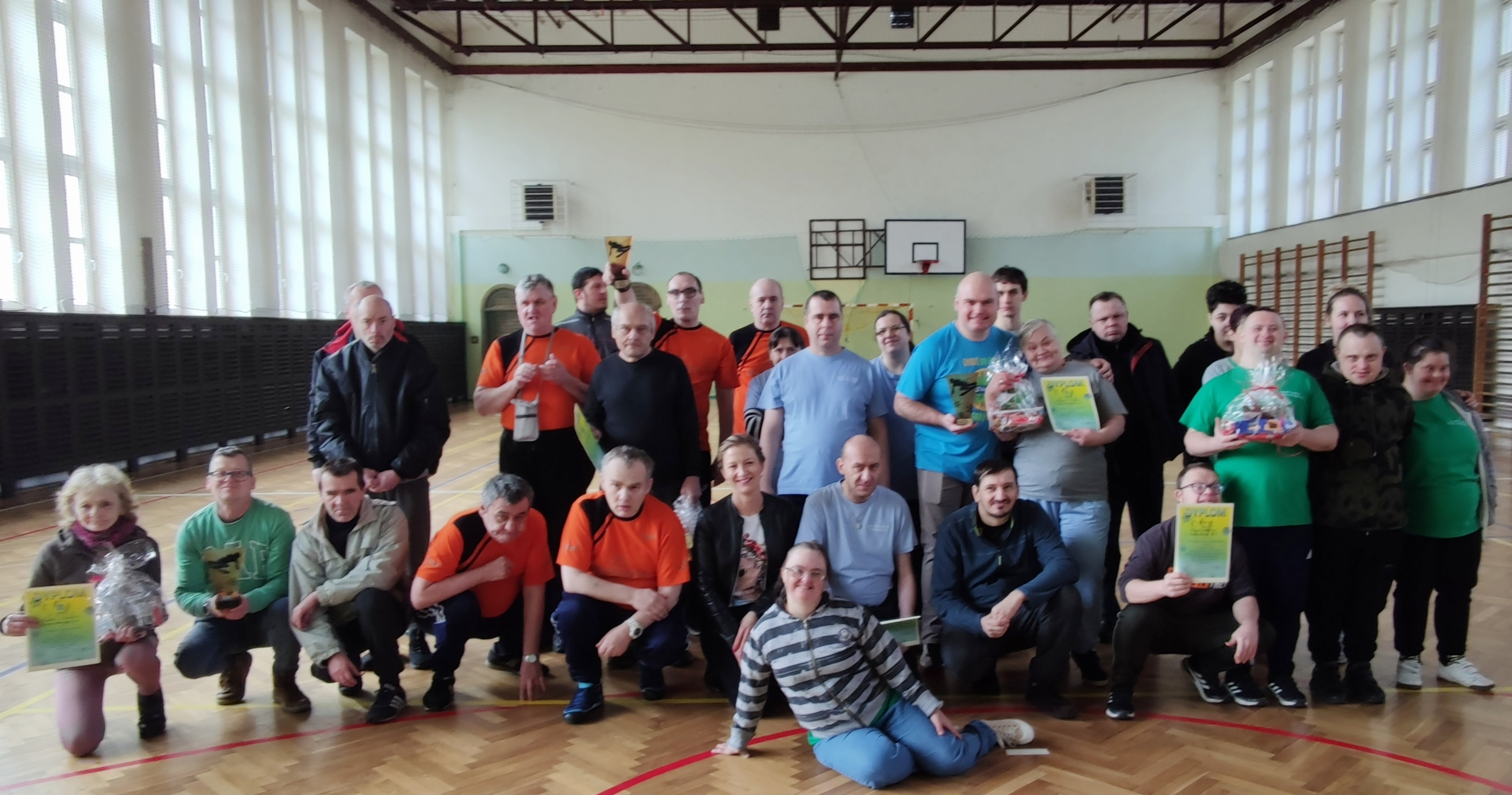 Wszyscy zawodnicy spartakiady pozują na wspólnym zdjęciu.