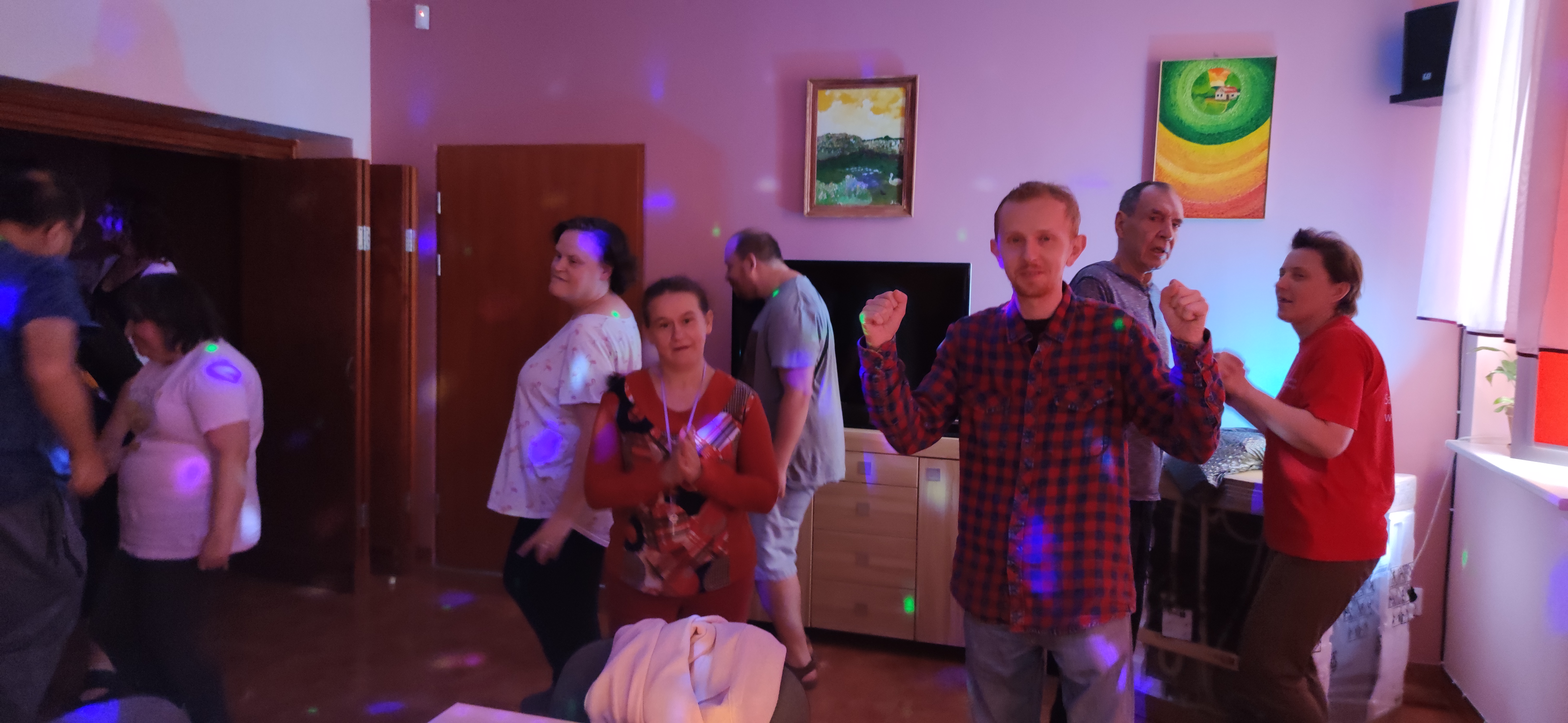 Osoby tańczą na sali.