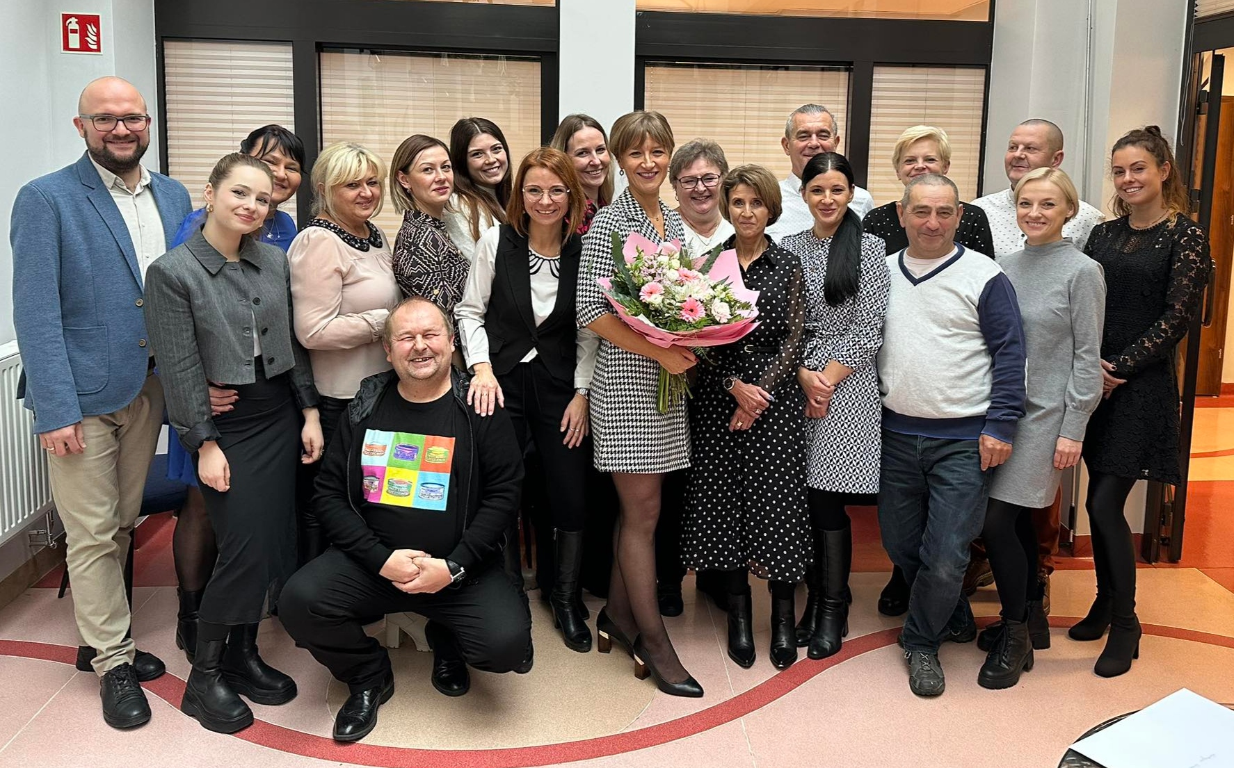 GRUPA OSÓB POZUJE DO ZDJĘCIA GRUPOWEGO.