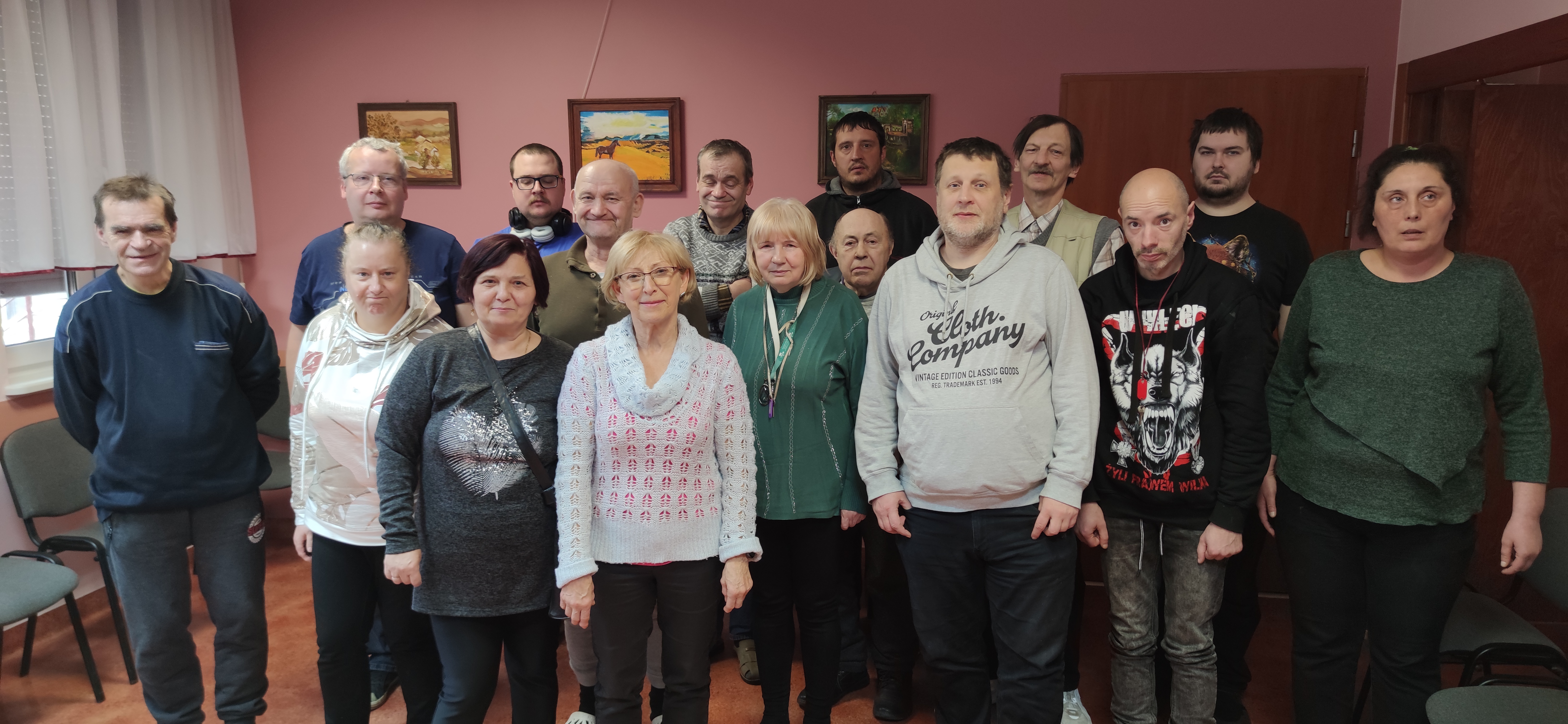 Grupa osób z prelegentką panią Cecylią Judek.