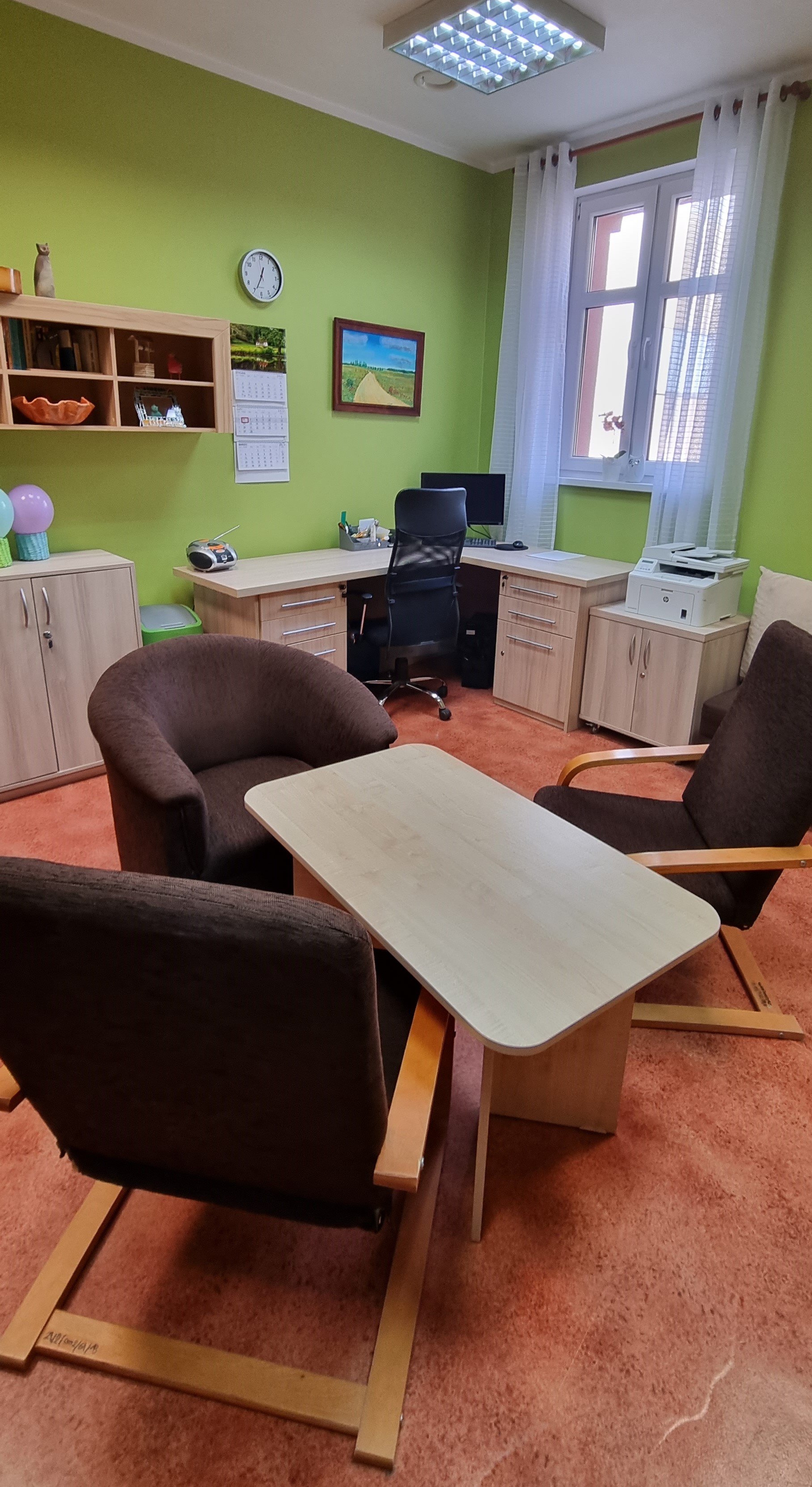 Pomieszczenie z biurkiem,fotelami i stołem