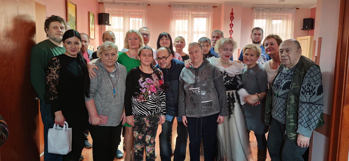 Grupa osób pozuje do zdjęcia.