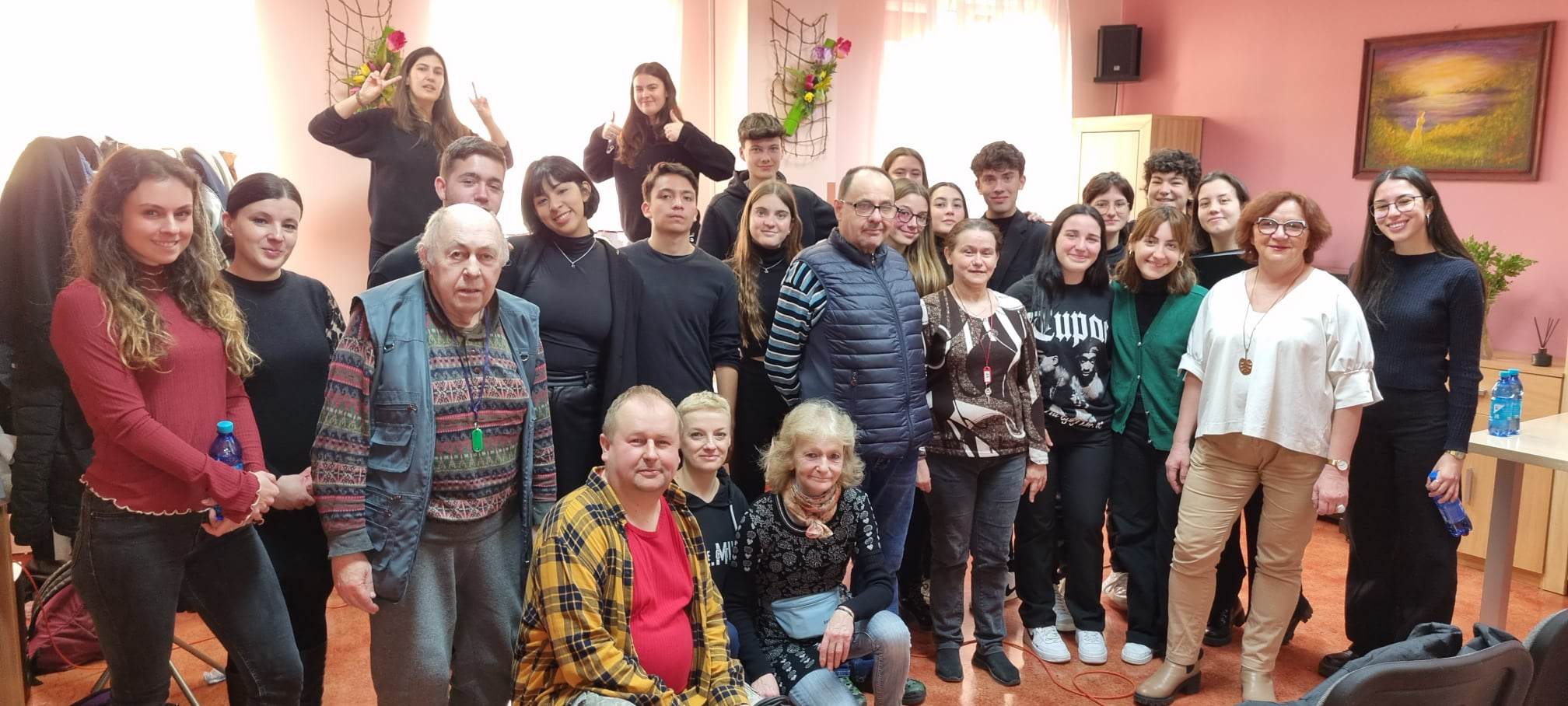 Grupa osób pozuje do zdjęcia.