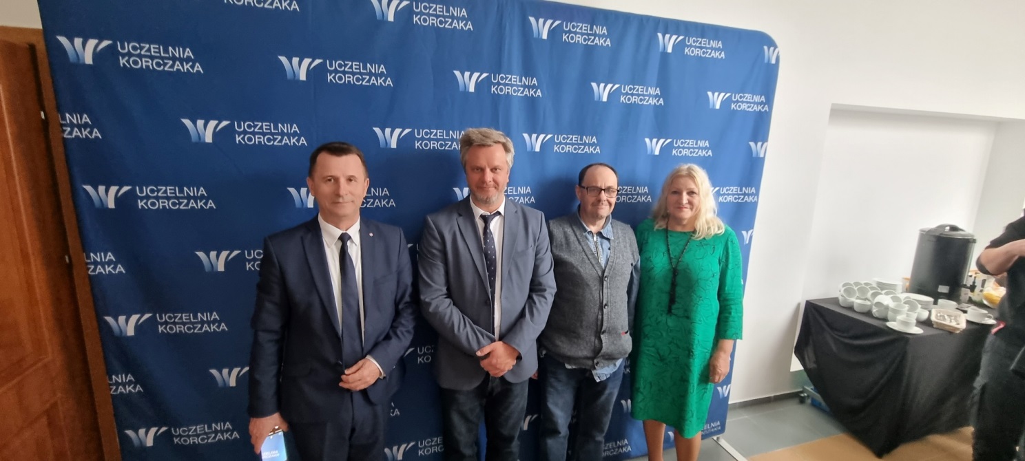 Grupa osób na "ściance".