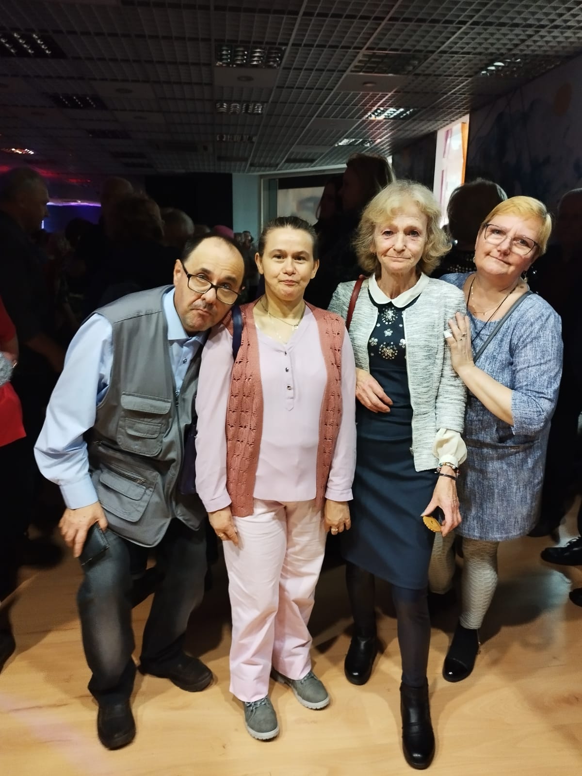 Trzy kobiety i mężczyzna.