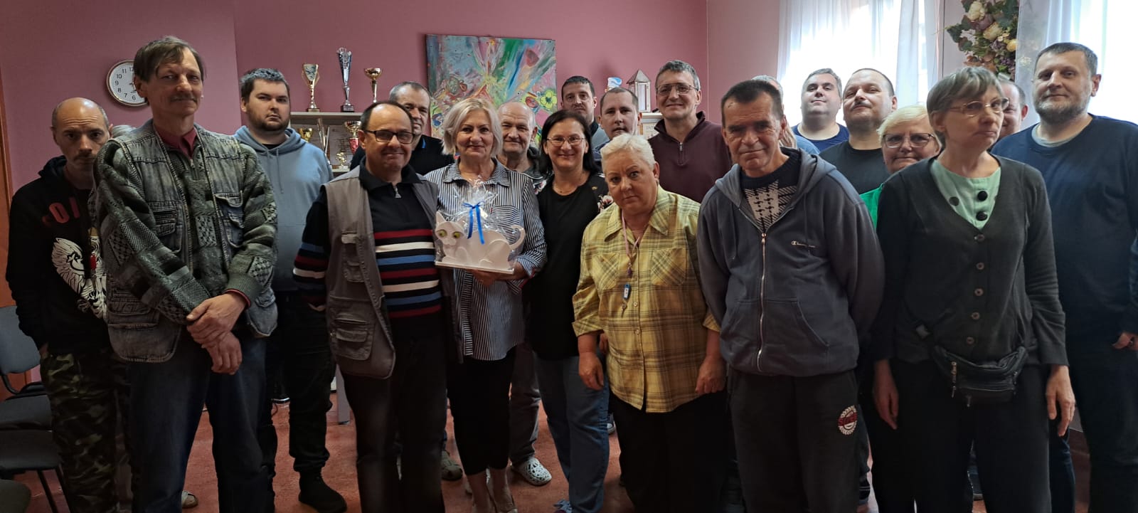 Grupa osób stoi do okoła osoby prowadzącej wykład.